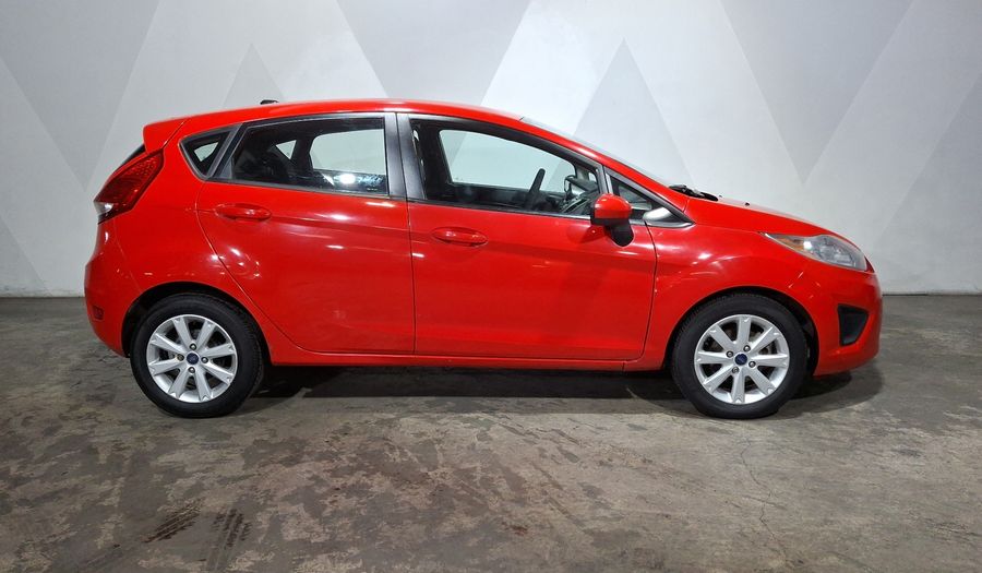 Ford Fiesta 1.6 SE MT Hatchback 2013