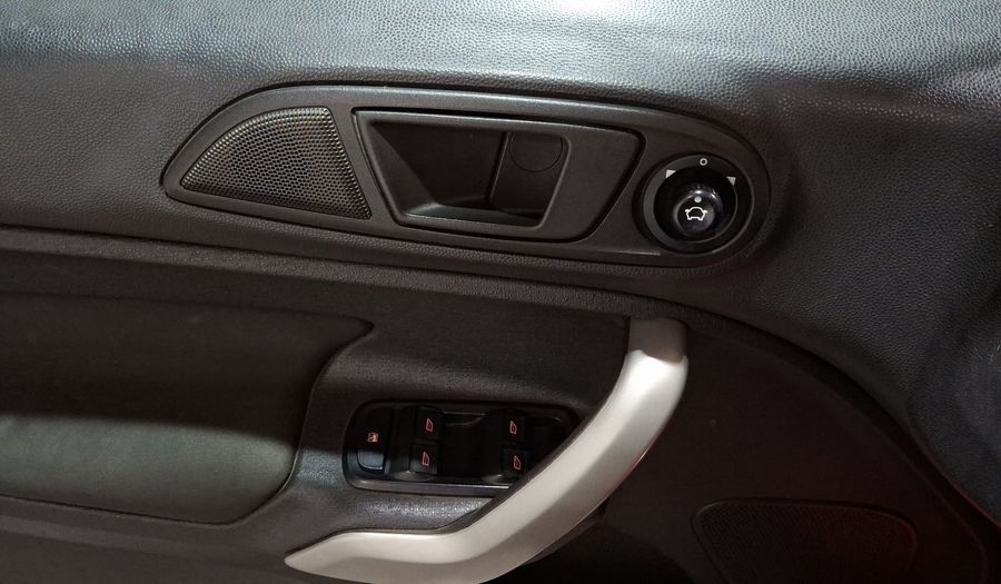 Ford Fiesta 1.6 SE MT Hatchback 2013