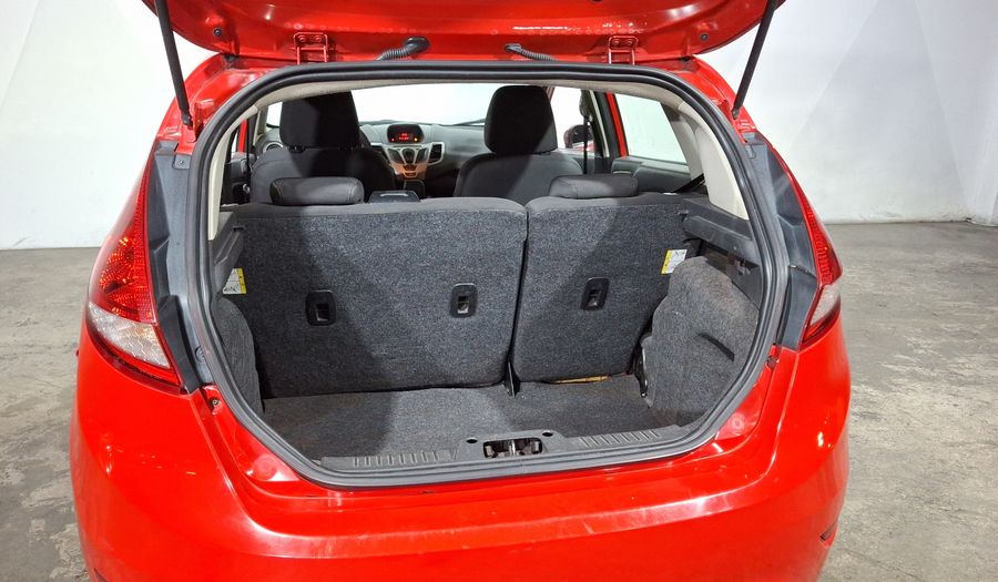 Ford Fiesta 1.6 SE MT Hatchback 2013