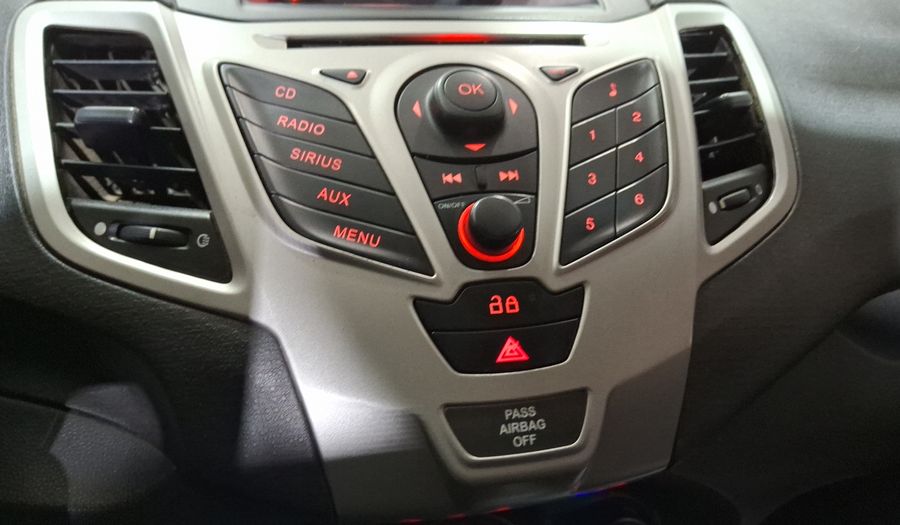 Ford Fiesta 1.6 SE MT Hatchback 2013