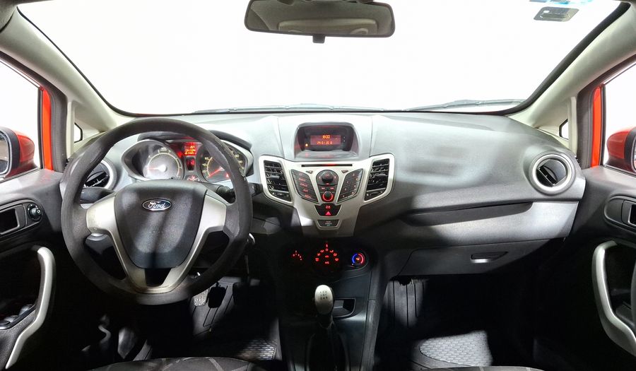Ford Fiesta 1.6 SE MT Hatchback 2013