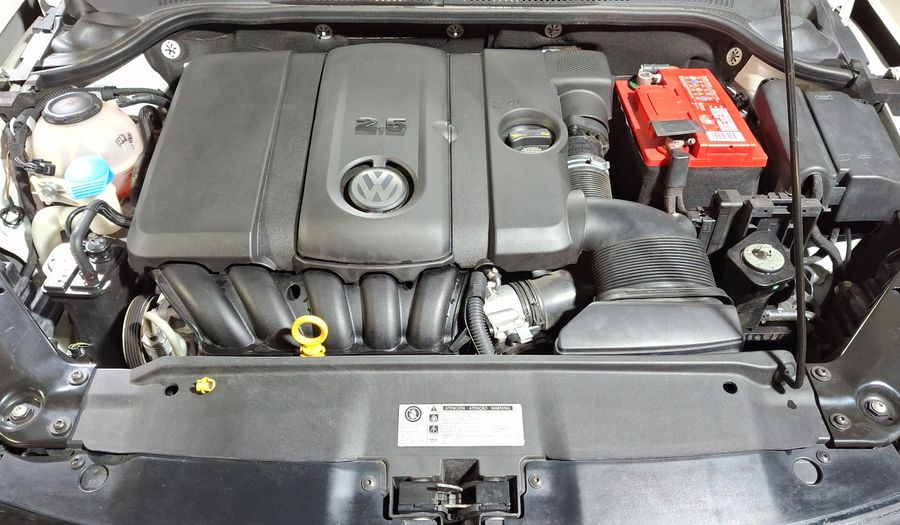 Volkswagen Jetta 2.5 COMFORTLINE TIP. BOLSAS AIRE DEL. Sedan 2018
