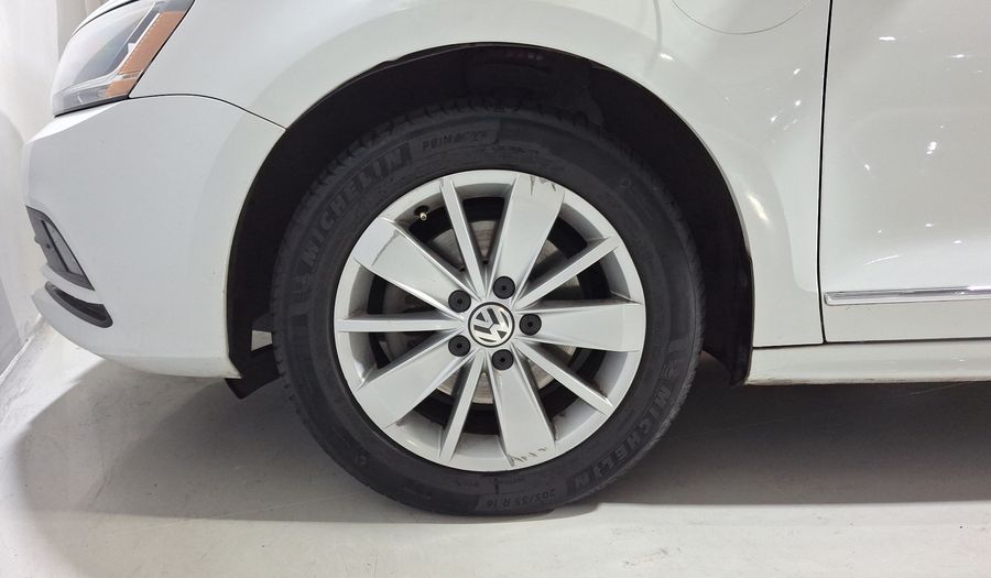 Volkswagen Jetta 2.5 COMFORTLINE TIP. BOLSAS AIRE DEL. Sedan 2018