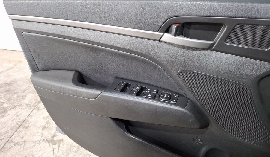 Hyundai Elantra 2.0 LIMITED TECH NAVI AT Sedan 2017
