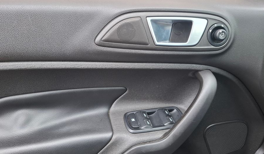 Ford Fiesta Kinetic Design 1.6 TITANIUM POWERSHIFT Hatchback 2014