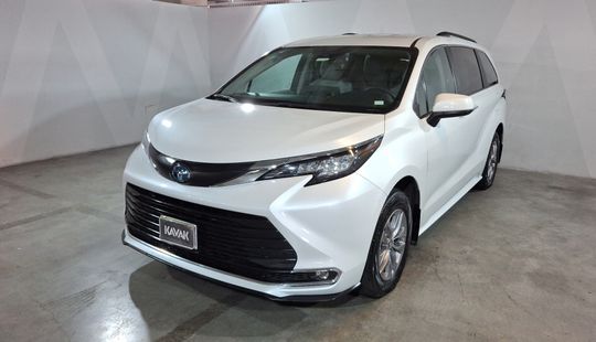 Toyota • Sienna