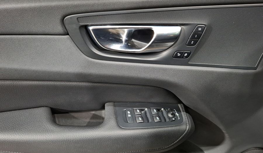 Volvo Xc60 2.0 B5 MHEV MOMENTUM AUTO AWD Suv 2022