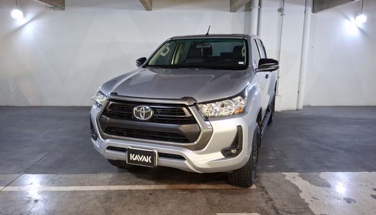 Toyota • Hilux
