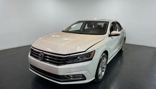Volkswagen • Passat
