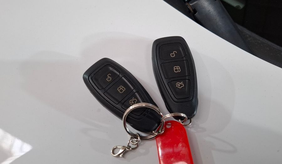 Ford Fiesta Kinetic Design 1.6 16V TITANIUM Hatchback 2016