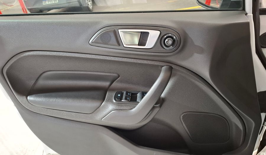 Ford Fiesta Kinetic Design 1.6 16V TITANIUM Hatchback 2016