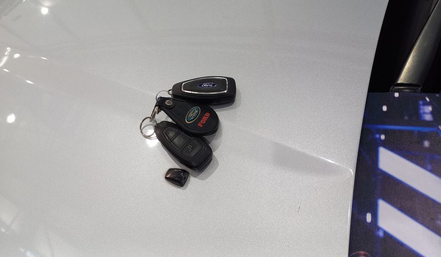 Ford Fiesta Kinetic Design 1.6 TITANIUM Sedan 2016