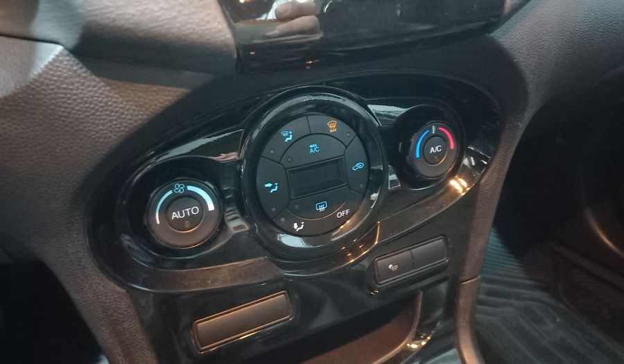Ford Fiesta Kinetic Design 1.6 TITANIUM Sedan 2016