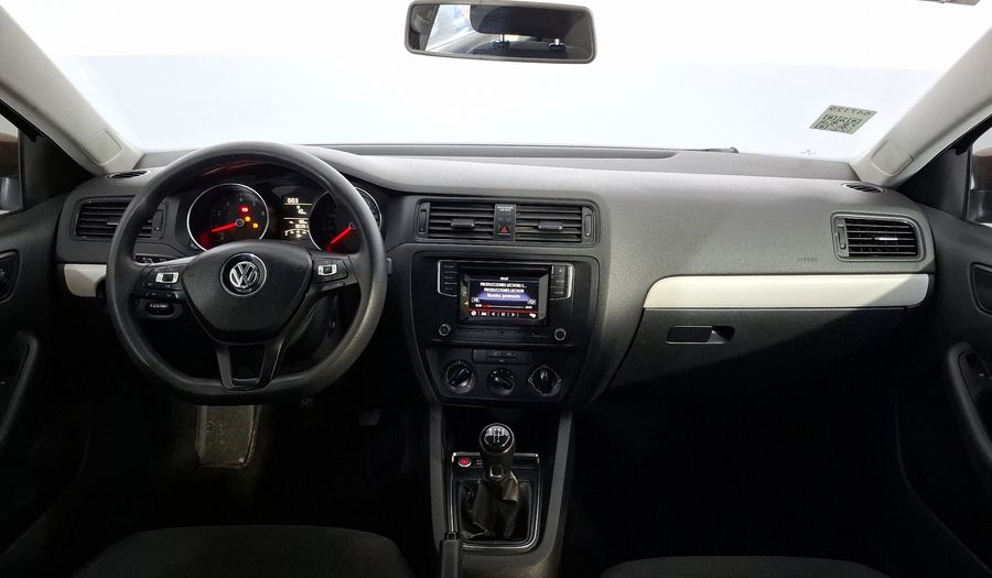 Volkswagen Jetta 2.5 COMFORTLINE MT BOLSAS AIRE DEL. Sedan 2017
