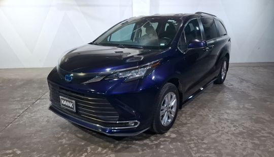 Toyota • Sienna