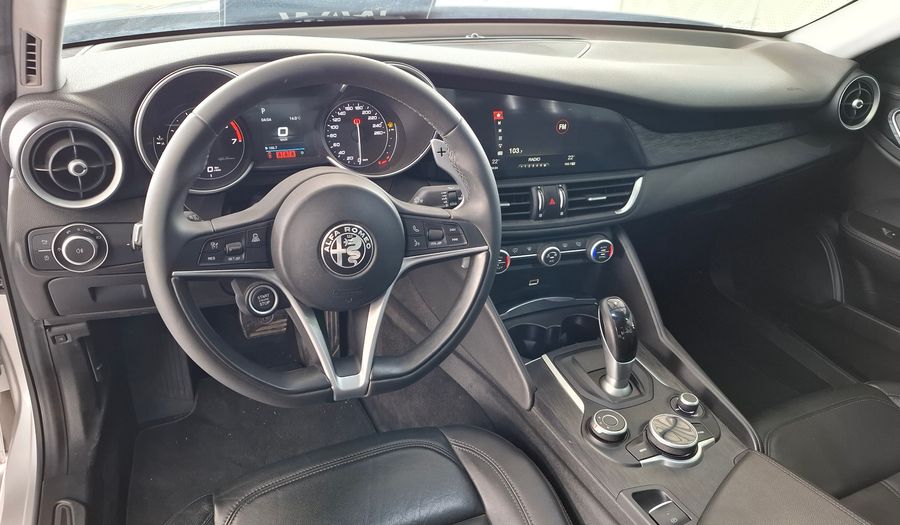 Alfa Romeo Giulia 2.0 TURBO 200HP DISTINCTIVE AUTO Q4 Sedan 2020