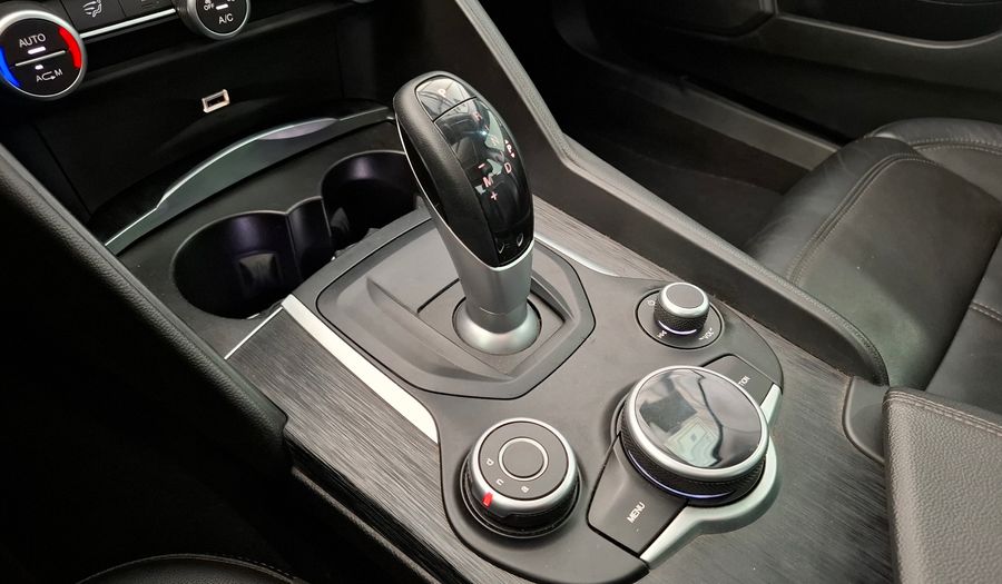 Alfa Romeo Giulia 2.0 TURBO 200HP DISTINCTIVE AUTO Q4 Sedan 2020