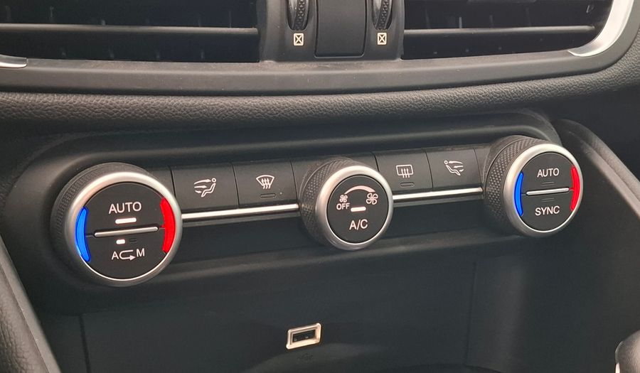 Alfa Romeo Giulia 2.0 TURBO 200HP DISTINCTIVE AUTO Q4 Sedan 2020