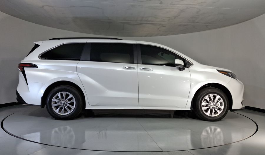 Toyota Sienna 2.5 HEV XLE AUTO Minivan 2026