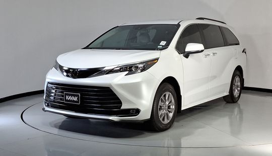 Toyota • Sienna