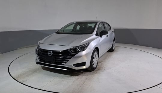 Nissan • Versa