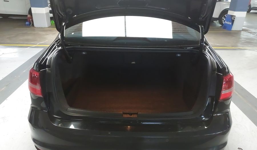 Volkswagen Jetta 2.0 TOTAL FLEX COMFORTLINE TIPTRONIC Sedan 2015