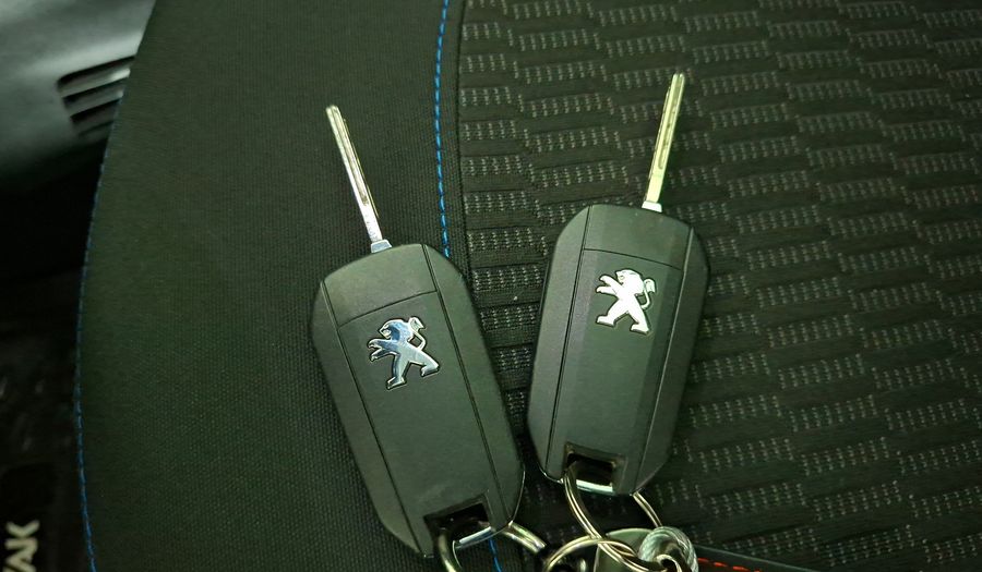 Peugeot 208 1.2 PURETECH 110 HP AUTO SIGNATURE + Hatchback 2020