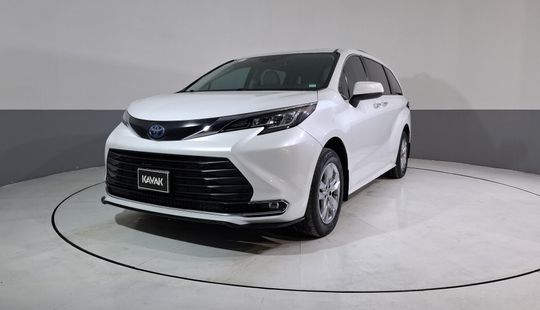 Toyota • Sienna