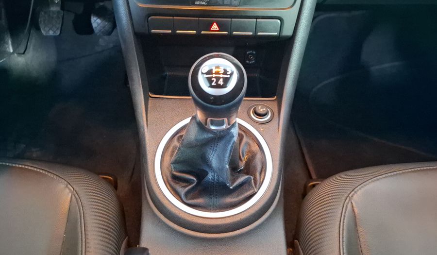 Volkswagen Beetle 2.5 SPORT MT Hatchback 2013