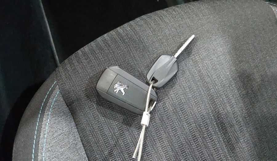 Peugeot 208 1.0 STYLE Hatchback 2024