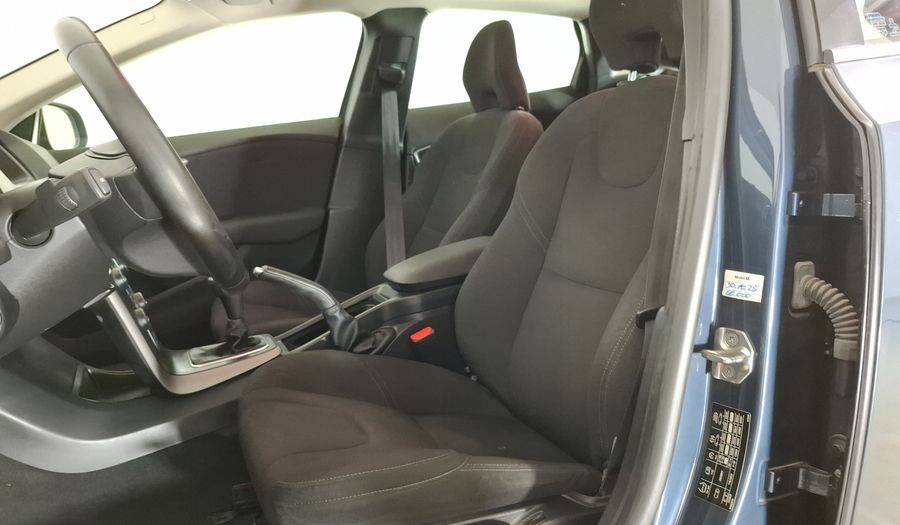 Volvo V40 2.0 T3 COMFORT Hatchback 2017