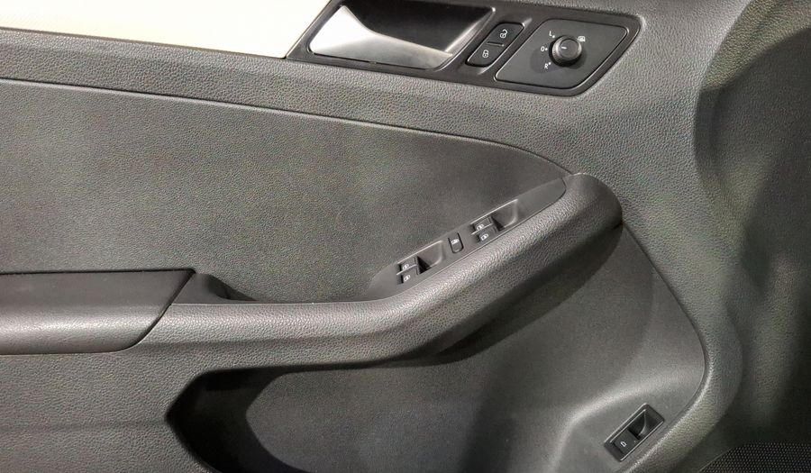 Volkswagen Jetta 2.5 TRENDLINE TIP. Sedan 2017