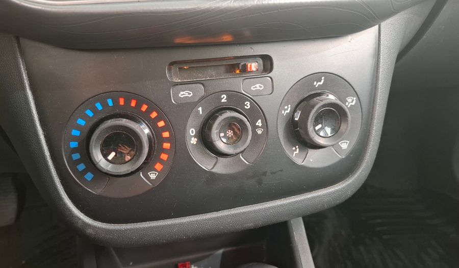 Fiat Punto 1.6 16V ESSENCE 5P Hatchback 2013