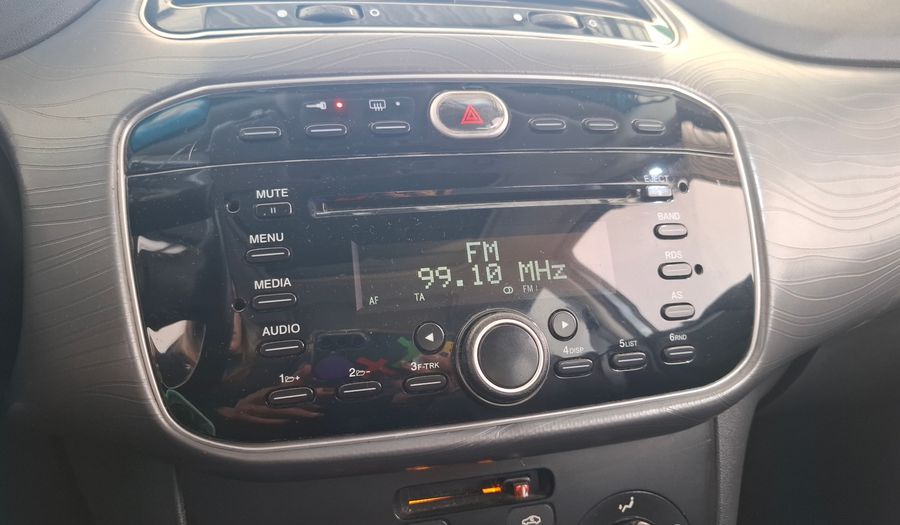 Fiat Punto 1.6 16V ESSENCE 5P Hatchback 2013