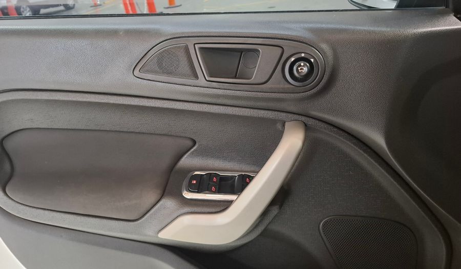 Ford Fiesta Kinetic Design 1.6 16V TITANIUM Hatchback 2012