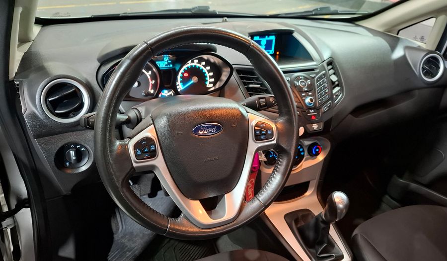 Ford Fiesta Kinetic Design 1.6 SE PLUS Sedan 2015