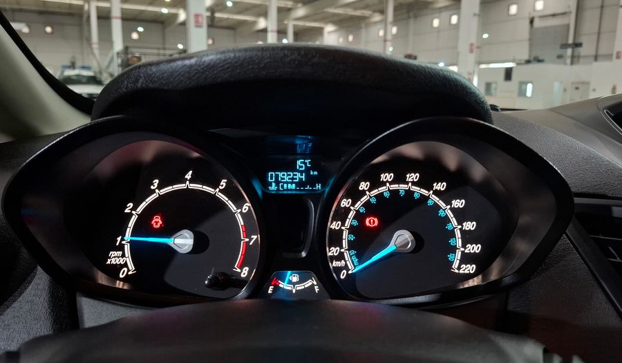 Ford Fiesta Kinetic Design 1.6 SE PLUS Sedan 2015