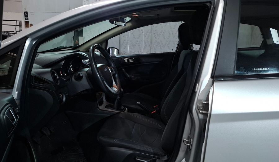 Ford Fiesta Kinetic Design 1.6 SE PLUS Sedan 2015