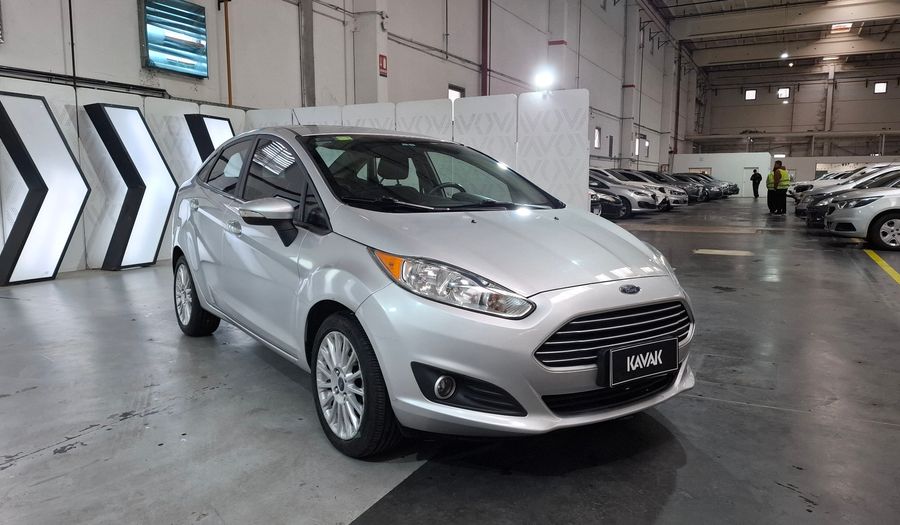 Ford Fiesta Kinetic Design 1.6 SE PLUS Sedan 2015