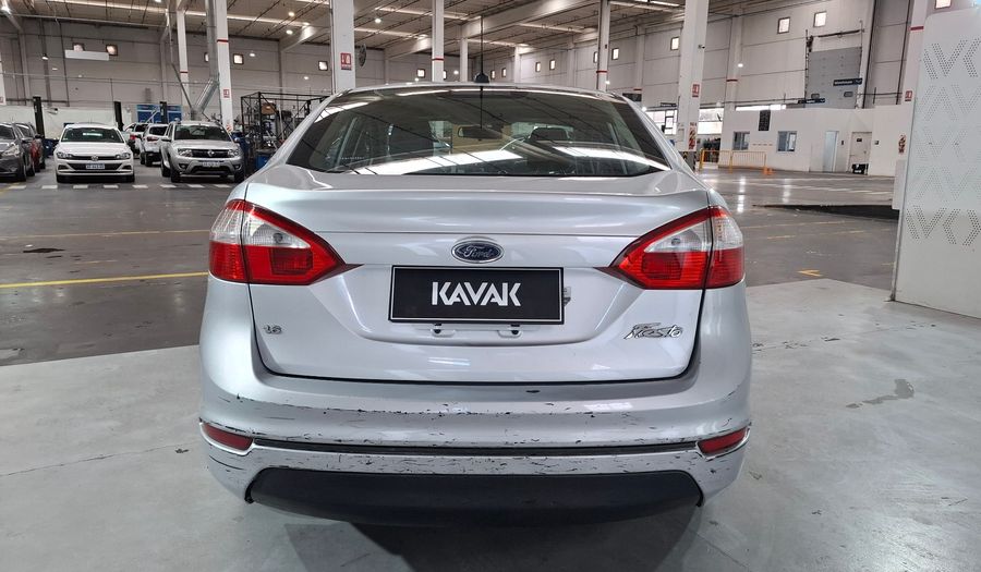 Ford Fiesta Kinetic Design 1.6 SE PLUS Sedan 2015