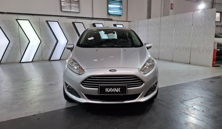 Ford Fiesta Kinetic Design 1.6 SE PLUS Sedan 2015