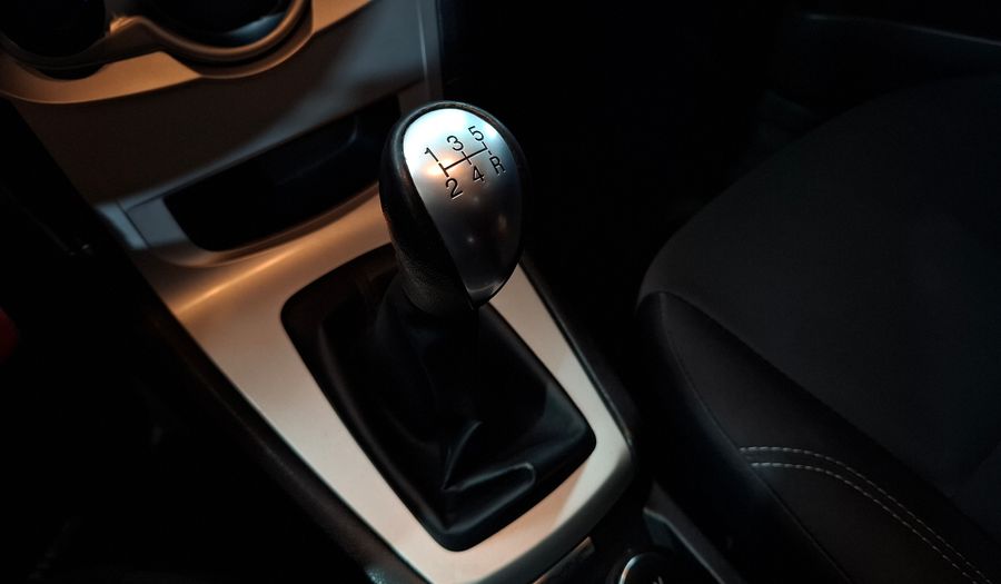 Ford Fiesta Kinetic Design 1.6 SE PLUS Sedan 2015
