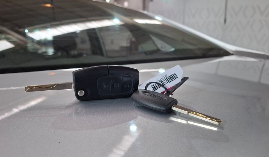Ford Fiesta Kinetic Design 1.6 SE PLUS Sedan 2015