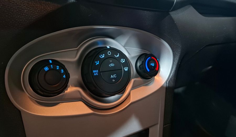 Ford Fiesta Kinetic Design 1.6 SE PLUS Sedan 2015