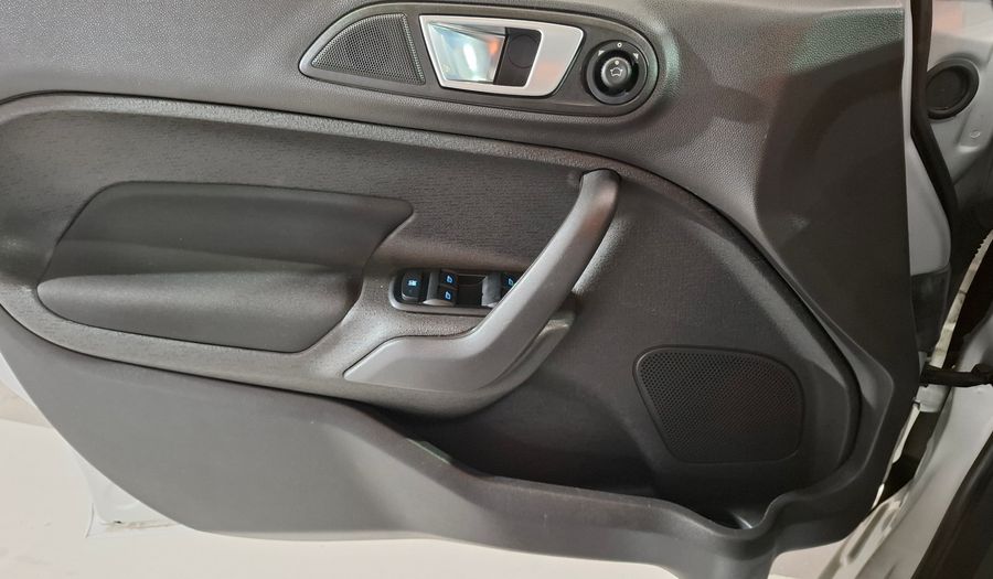 Ford Fiesta Kinetic Design 1.6 SE PLUS Sedan 2015