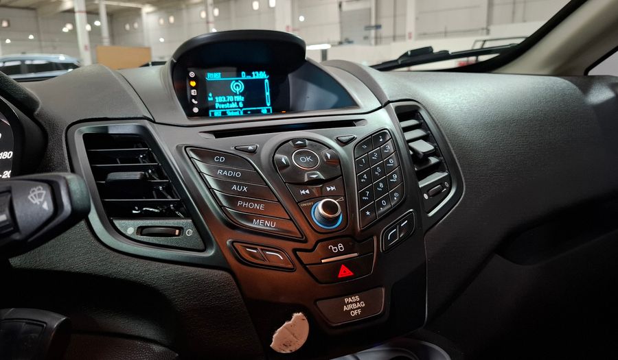 Ford Fiesta Kinetic Design 1.6 SE PLUS Sedan 2015