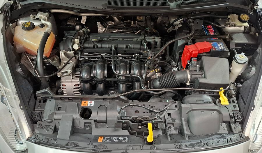 Ford Fiesta Kinetic Design 1.6 SE PLUS Sedan 2015