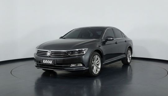 Volkswagen • Passat