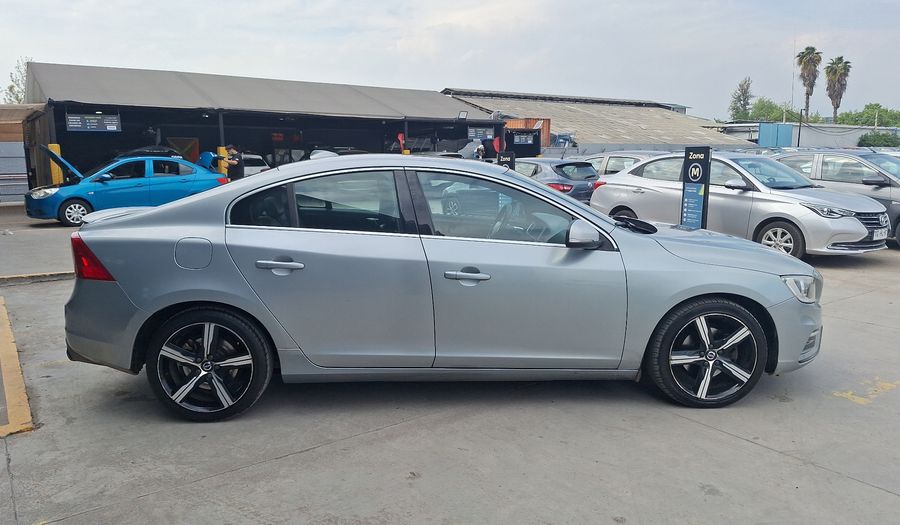 Volvo S60 2.0 T5 R-DESIGN AUTO Sedan 2019