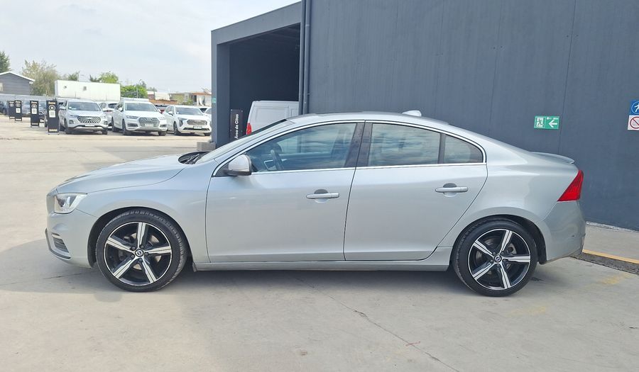 Volvo S60 2.0 T5 R-DESIGN AUTO Sedan 2019